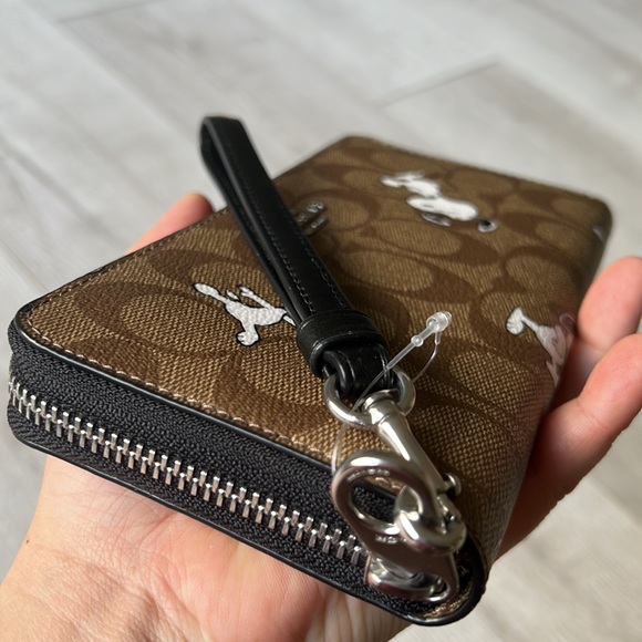 Coach X Peanuts Long Zip Around Wallet In Signature Canvas With Snoopy - Picture 8 of 12